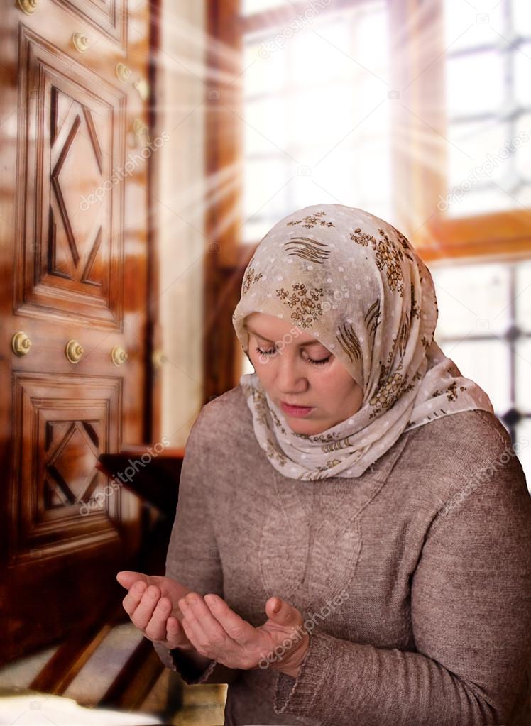 files/depositphotos_99593192-stock-photo-woman-praying-in-the-mosque.jpg